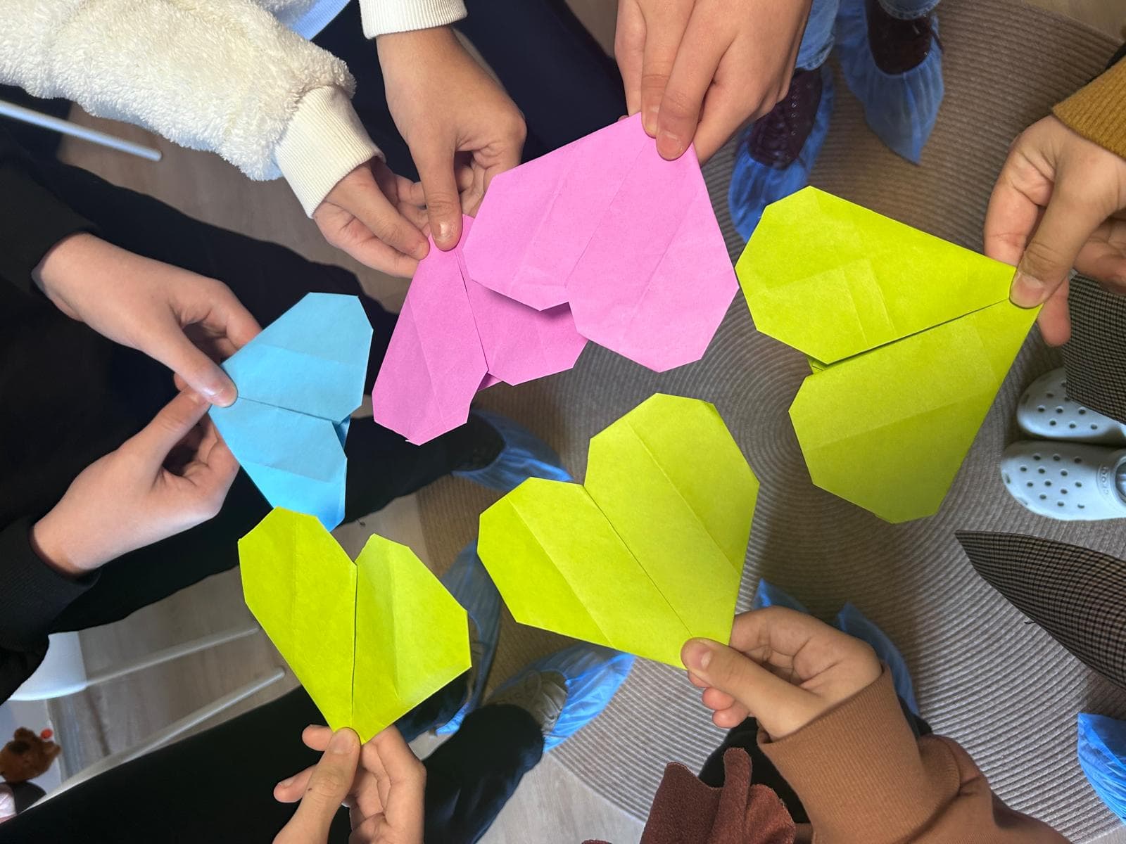 Sosyal beceri grubunda çocukların birlikte yaptığı rengârenk origami kalpler